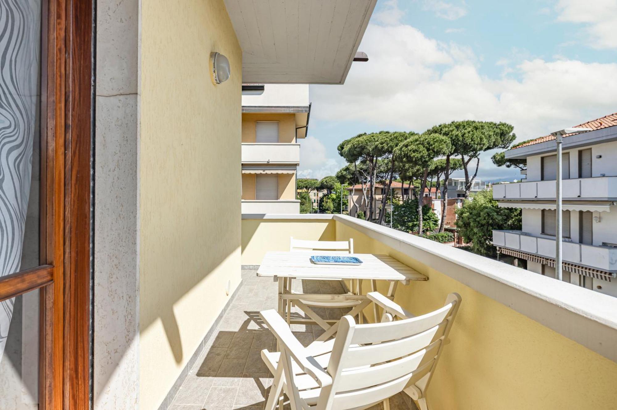 Comfy Apartment With Private Parking Near The Beach! Viareggio Dış mekan fotoğraf