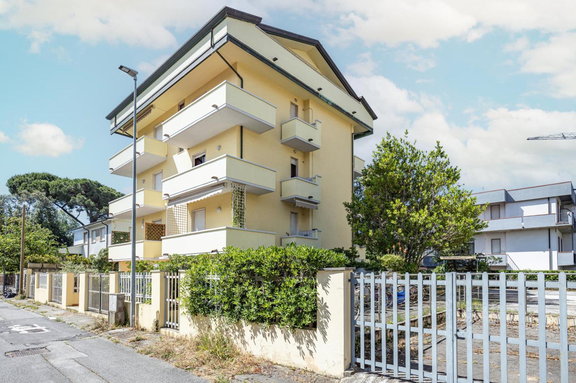Comfy Apartment With Private Parking Near The Beach! Viareggio Dış mekan fotoğraf